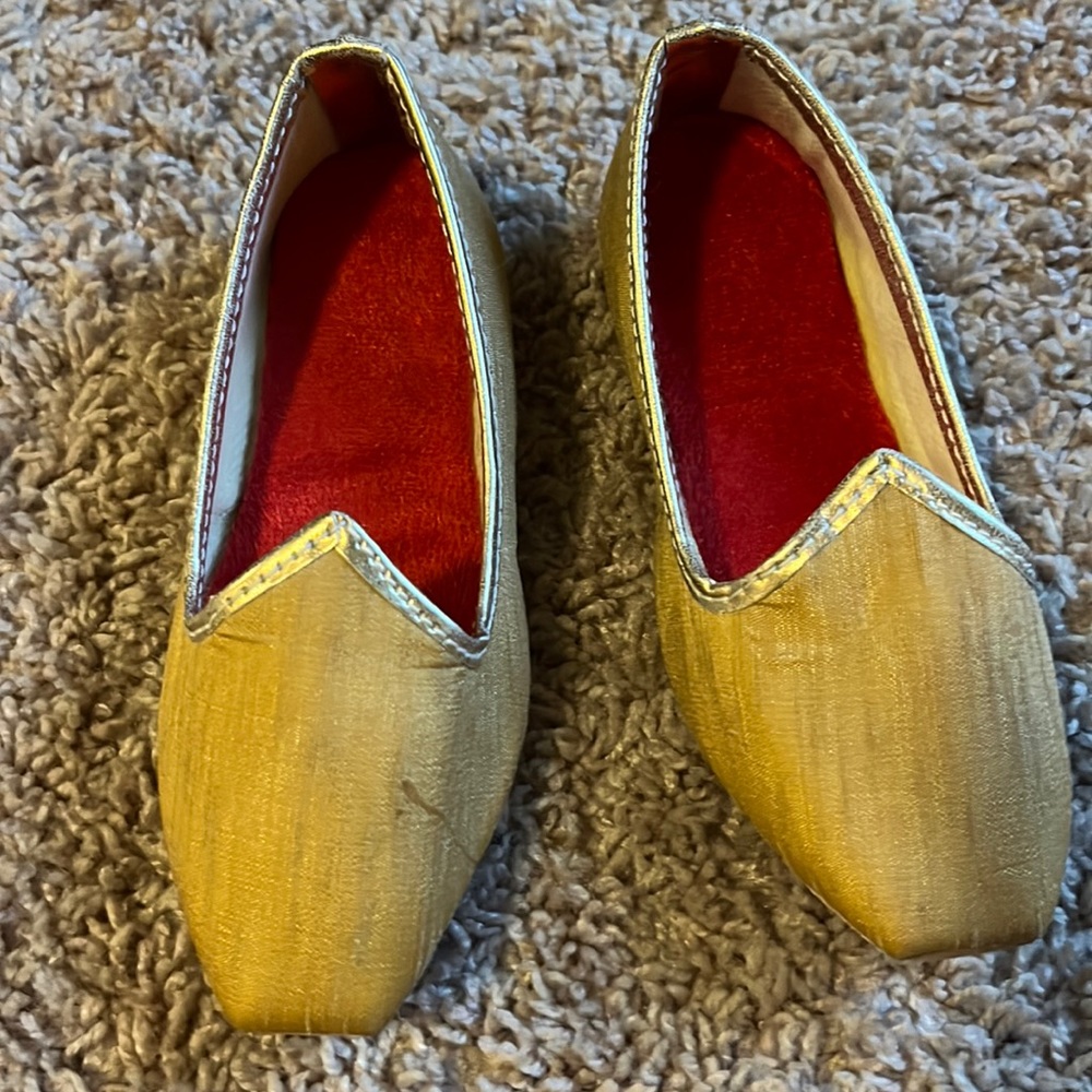 Little boys’ Indian dress shoes (mojdi)